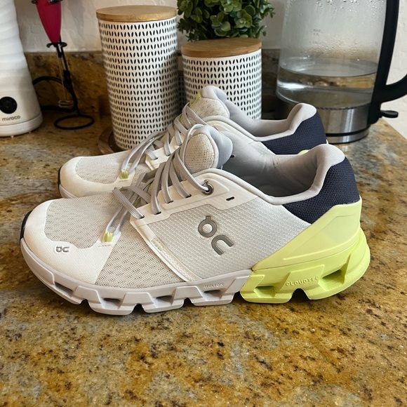 On cloudflyer 4 size 9 - Picture 3 of 9